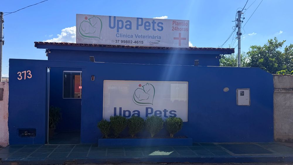 Fachada azul da Upa Pets Clínica Veterinária com a placa de plantão 24 horas