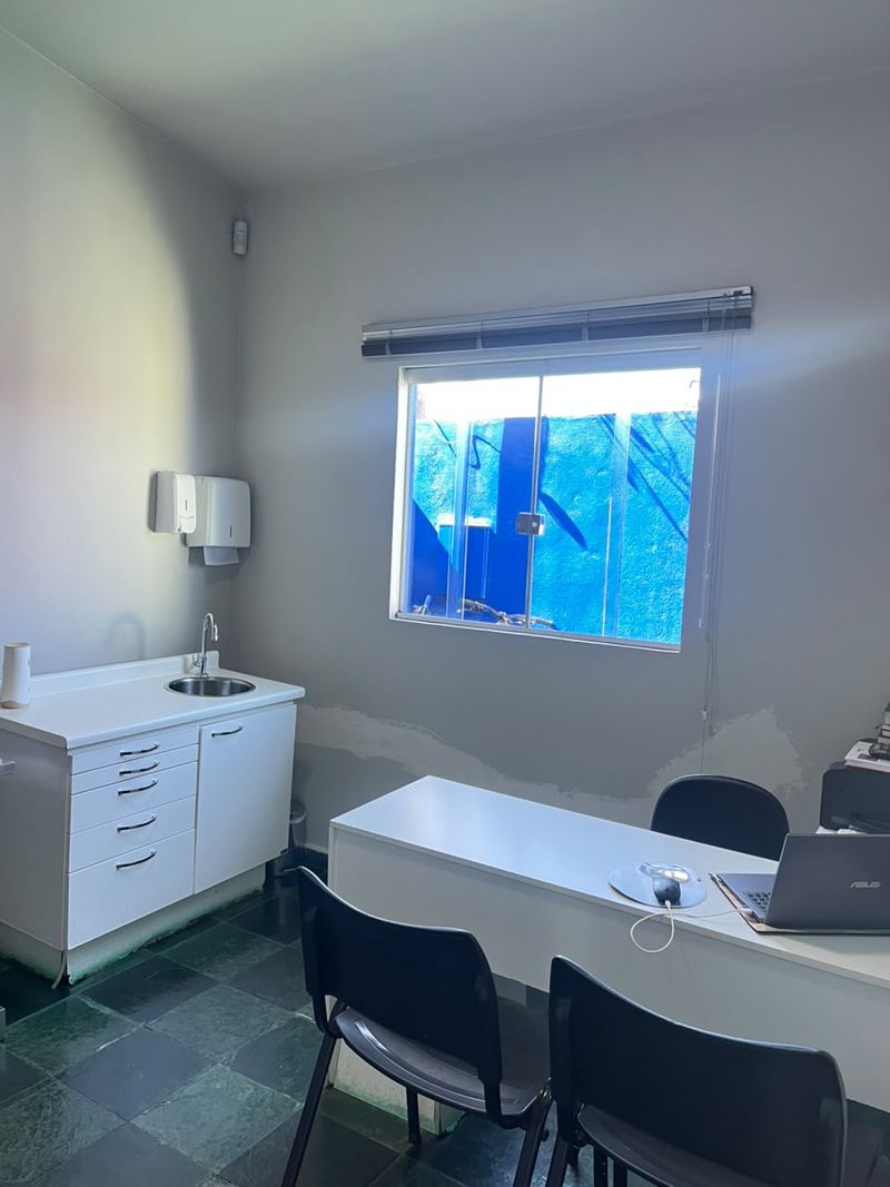 Sala de atendimento da Upa Pets com mesa, cadeiras e pia para higienização